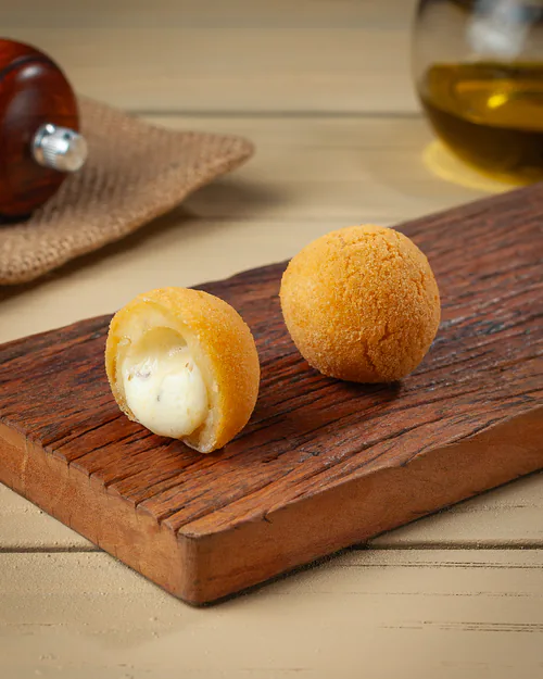 Bolinha de queijo tradicional mini salgado para eventos
