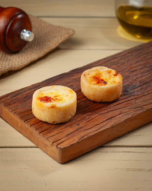 Quiche gourmet de tomate seco com ricota para coquetéis