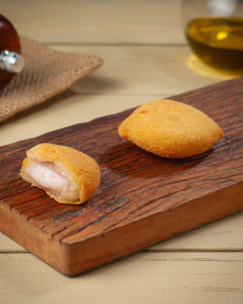 Risole tradicional de presunto e queijo frito